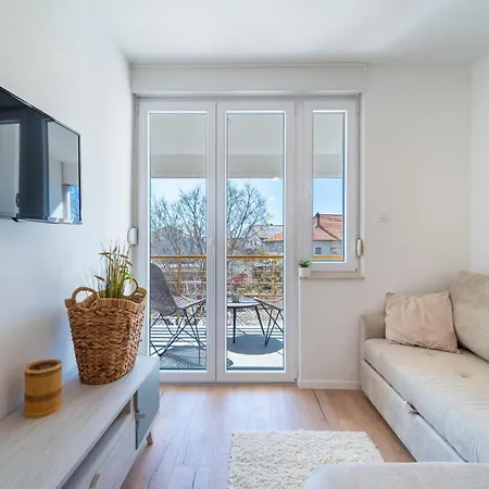 公寓 2 Bedroom Lovely In 扎达尔